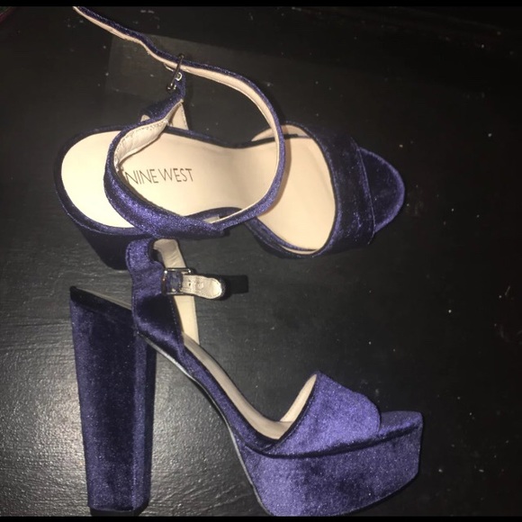 Navy Velvet Nine West Pumps 70’s Style - Picture 2 of 4